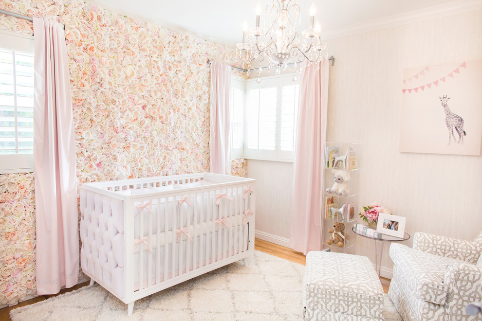 Aménagement d'une chambre de bébé classique de taille moyenne.