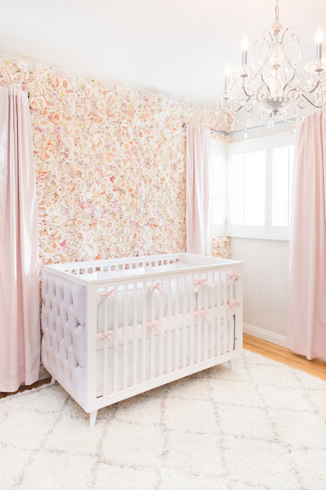 Ejemplo de habitación de bebé clásica de tamaño medio
