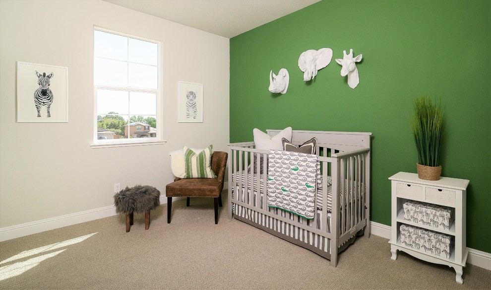 Inspiration pour une chambre de bébé neutre rustique de taille moyenne avec un mur vert, moquette et un sol beige.