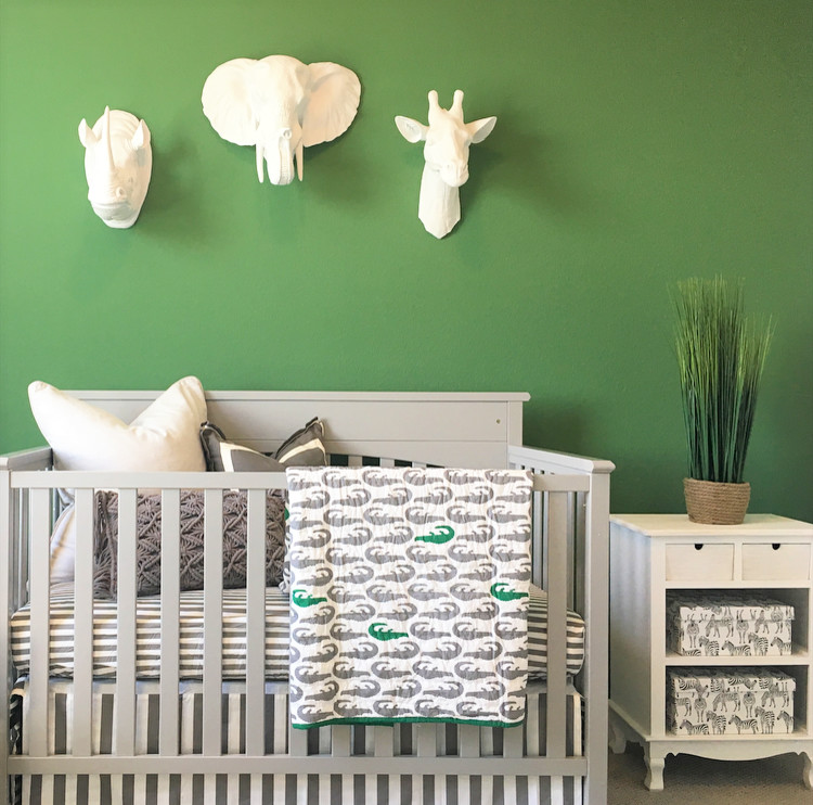 Cette image montre une chambre de bébé neutre rustique de taille moyenne avec un mur vert, moquette et un sol beige.