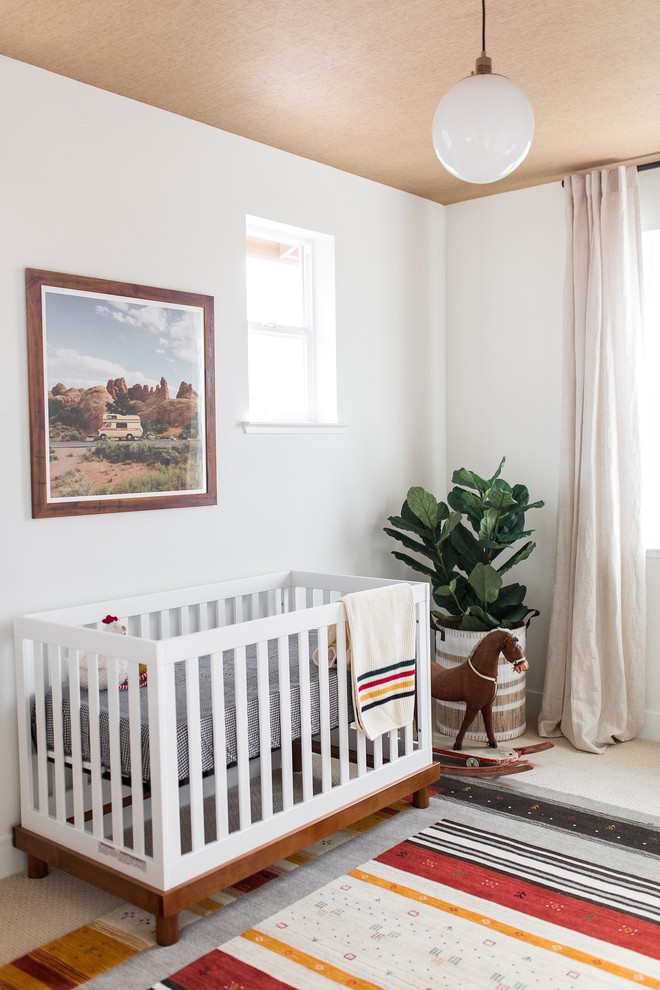 サクラメントにあるトランジショナルスタイルのおしゃれな赤ちゃん部屋 (白い壁、カーペット敷き、男女兼用、ベージュの床) の写真