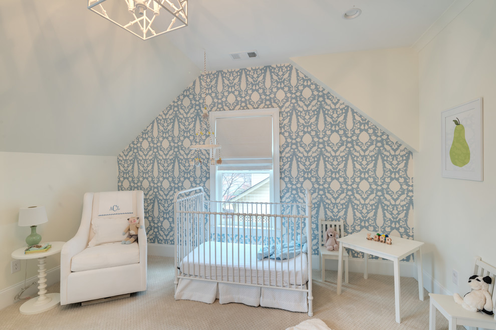 Cette photo montre une chambre de bébé nature avec un mur blanc, moquette et un sol beige.