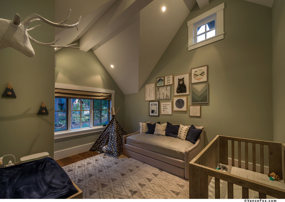 Свежая идея для дизайна: нейтральная комната для малыша среднего размера в стиле рустика с зелеными стенами, паркетным полом среднего тона и коричневым полом - отличное фото интерьера