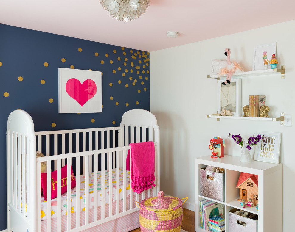 Стильный дизайн: комната для малыша в стиле неоклассика (современная классика) с синими стенами для девочки - последний тренд