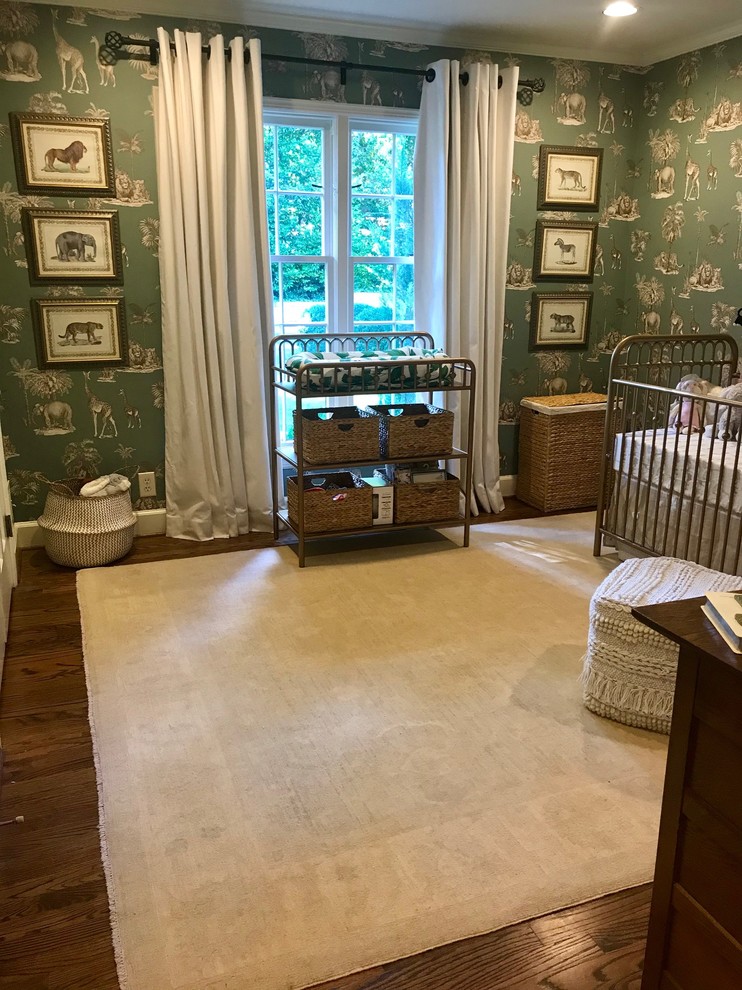 Пример оригинального дизайна: нейтральная комната для малыша в классическом стиле