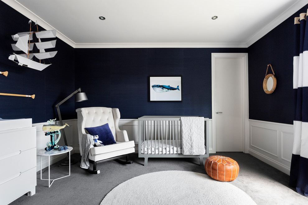 Diseño de habitación de bebé niño marinera con paredes azules, moqueta y suelo gris