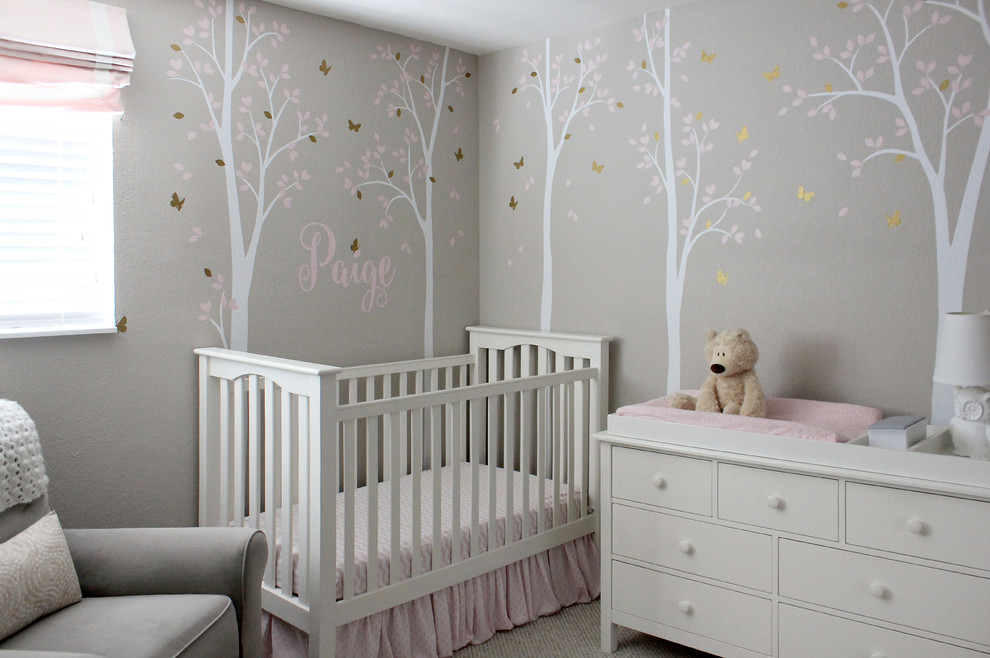Foto di una piccola cameretta per neonata con pareti grigie, moquette e pavimento beige