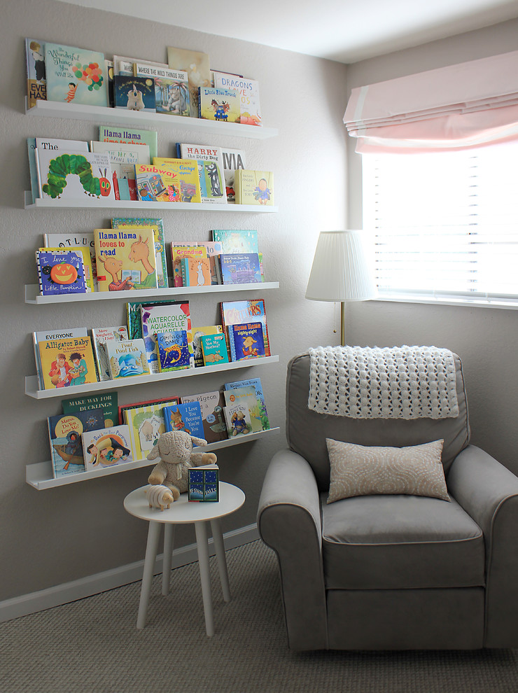 Cette image montre une petite chambre de bébé fille avec un mur gris, moquette et un sol beige.