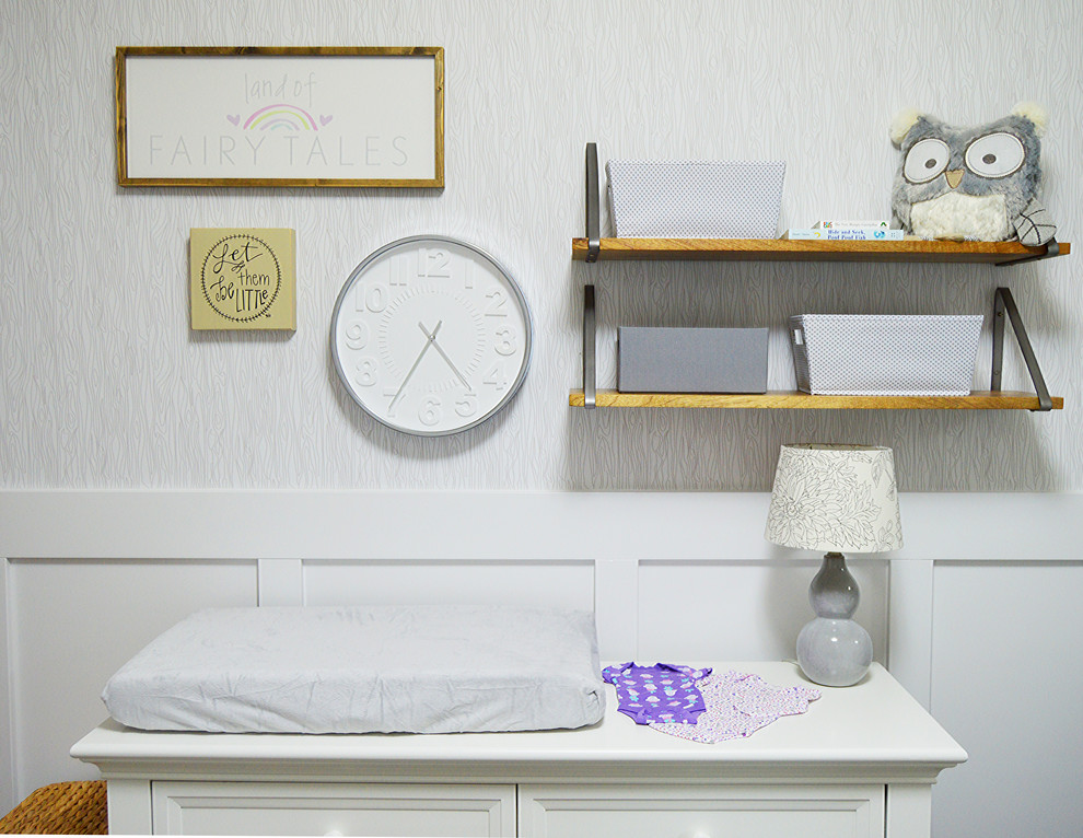 Aménagement d'une chambre de bébé fille classique avec un mur blanc.