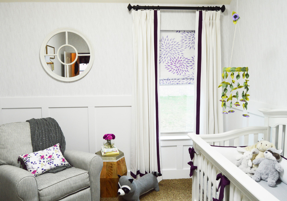 Ejemplo de habitación de bebé niña tradicional renovada con paredes blancas