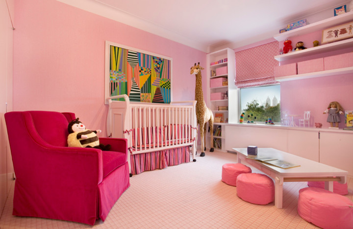 Idée de décoration pour une chambre de bébé fille bohème avec un mur rose et moquette.