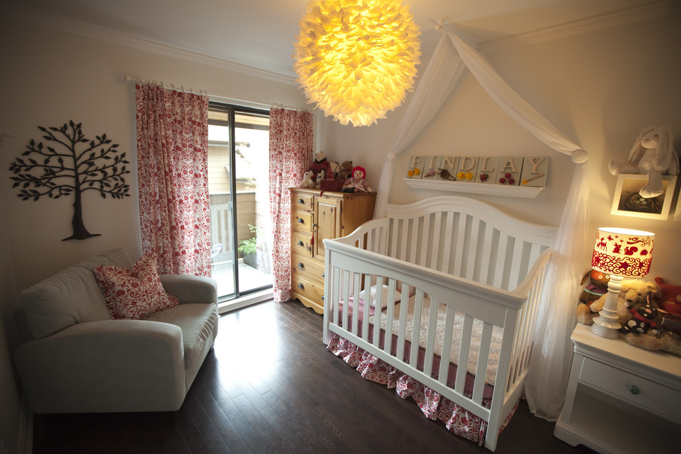 Immagine di una piccola cameretta per neonata tradizionale con pareti bianche e parquet scuro