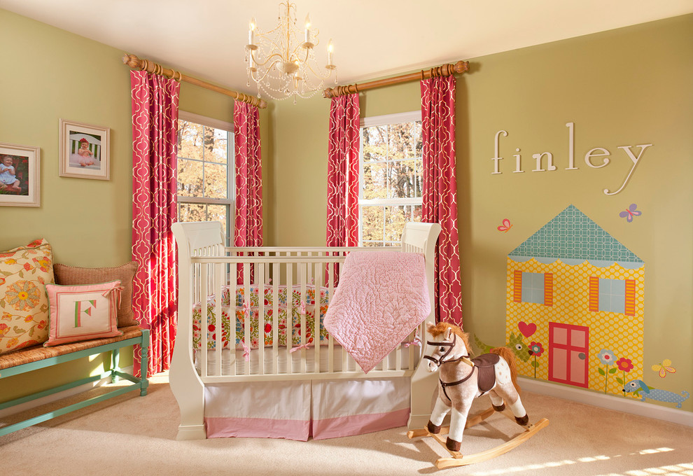 Diseño de habitación de bebé niña clásica con paredes beige y moqueta