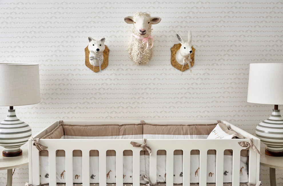 Idée de décoration pour une chambre de bébé neutre tradition avec un mur multicolore.