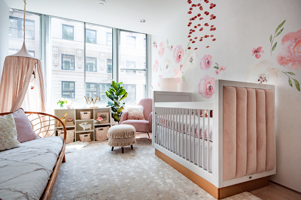 Ejemplo de habitación de bebé niña tradicional renovada de tamaño medio con paredes blancas, suelo de bambú y suelo marrón
