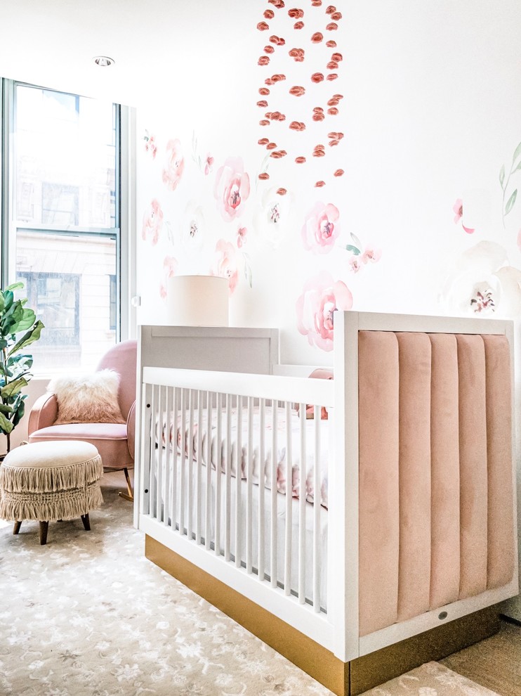 Mittelgroßes Klassisches Babyzimmer mit weißer Wandfarbe, Bambusparkett und braunem Boden in New York