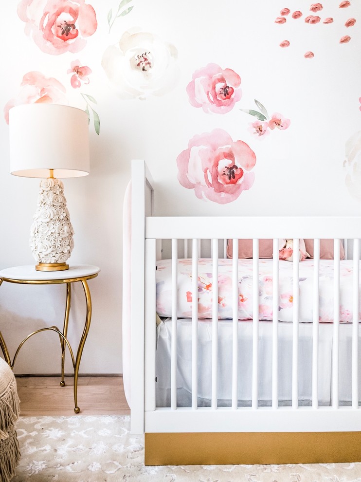 Inspiration pour une chambre de bébé fille traditionnelle de taille moyenne avec un mur blanc, parquet en bambou et un sol marron.