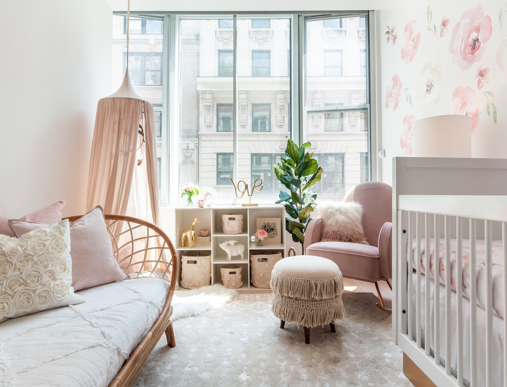 На фото: комната для малыша среднего размера в стиле неоклассика (современная классика) с белыми стенами, полом из бамбука и коричневым полом для девочки с