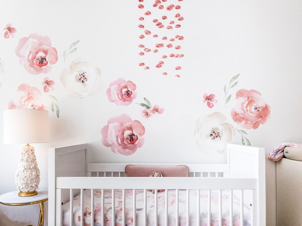 Idée de décoration pour une chambre de bébé fille tradition de taille moyenne avec un mur blanc, parquet en bambou et un sol marron.