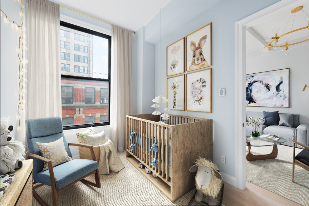 Idee per una piccola cameretta per neonati neutra classica con pareti blu, parquet chiaro e pavimento beige