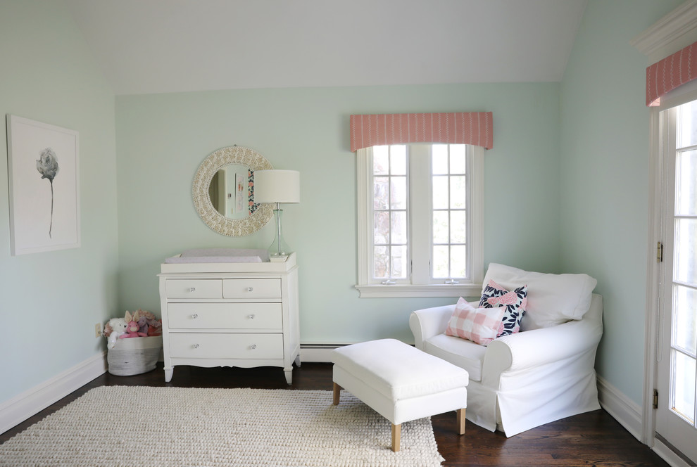 Ejemplo de habitación de bebé niña abovedada clásica renovada de tamaño medio con paredes azules, suelo de madera oscura, suelo marrón y papel pintado