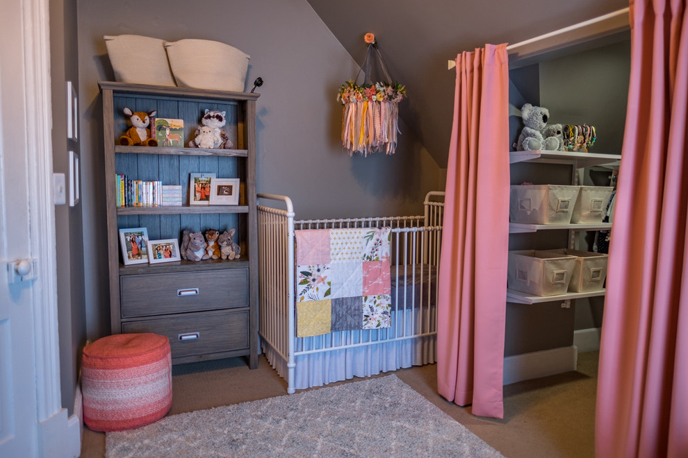 Diseño de habitación de bebé niña clásica con paredes grises, moqueta y suelo gris