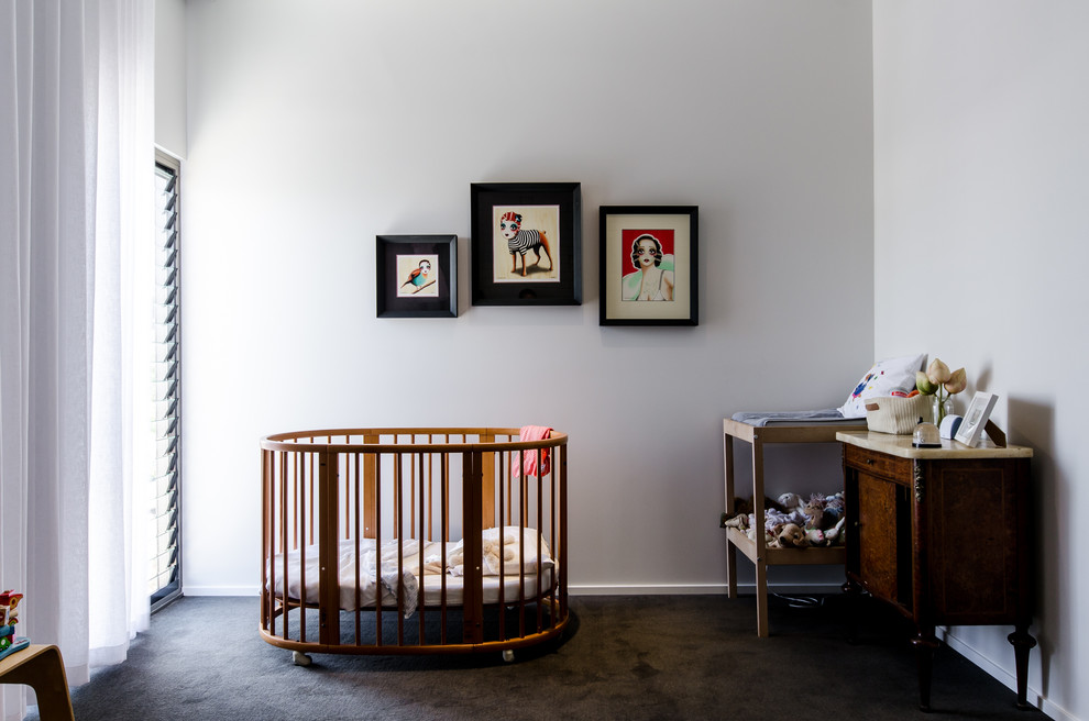 Cette photo montre une chambre de bébé neutre industrielle avec un sol marron.
