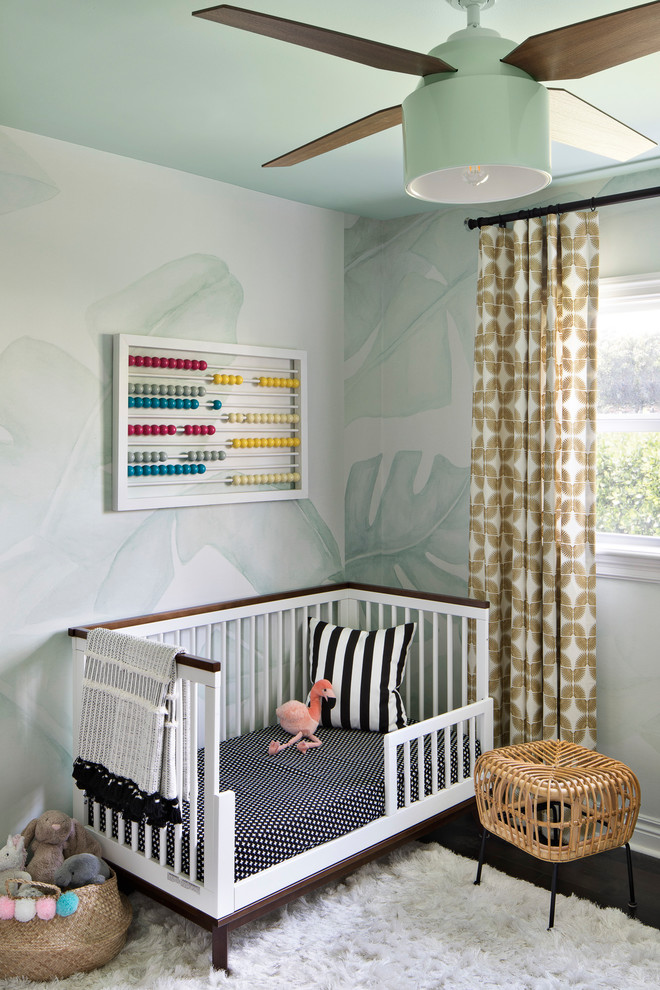 Idées déco pour une chambre de bébé fille bord de mer de taille moyenne avec un mur vert, parquet foncé et un sol marron.