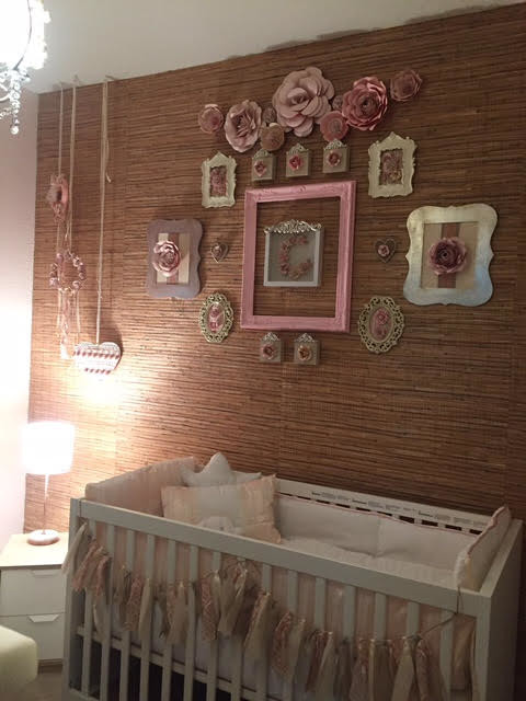 Aménagement d'une chambre de bébé fille romantique de taille moyenne.