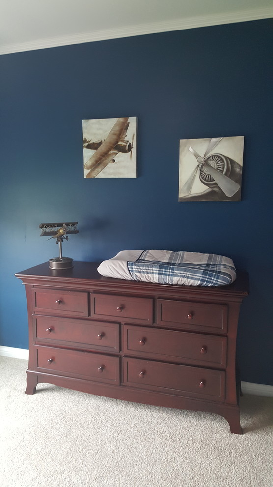 Réalisation d'une chambre de bébé garçon tradition de taille moyenne avec un mur bleu, moquette et un sol beige.