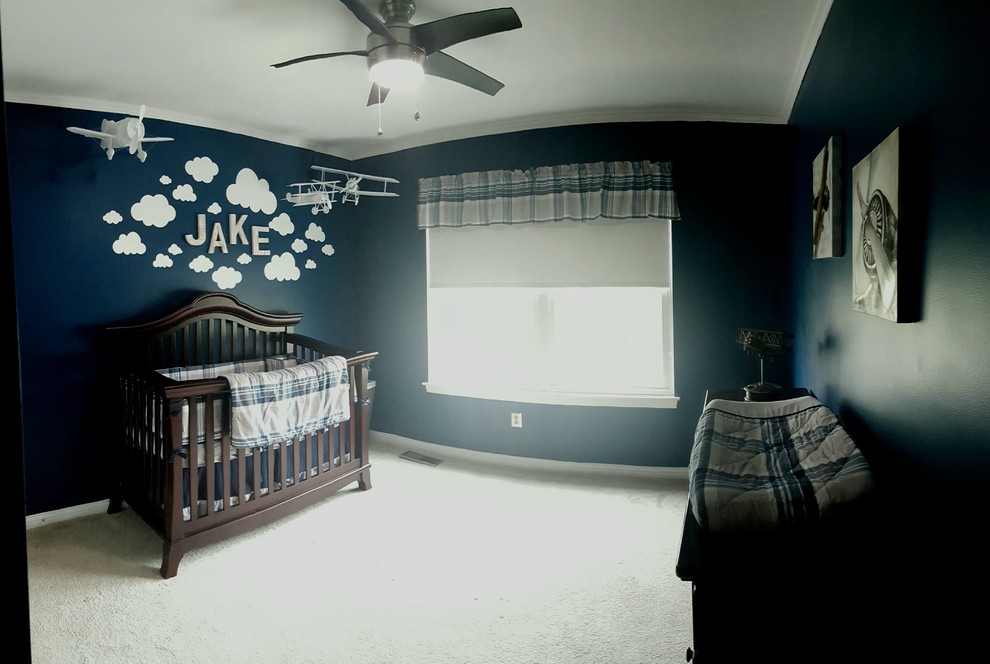 Mittelgroßes Klassisches Babyzimmer mit blauer Wandfarbe, Teppichboden und beigem Boden in Cincinnati