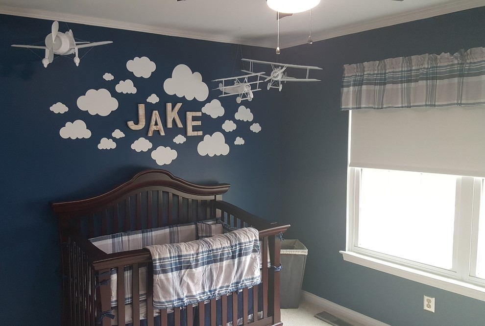 Inspiration pour une chambre de bébé garçon traditionnelle de taille moyenne avec un mur bleu, moquette et un sol beige.