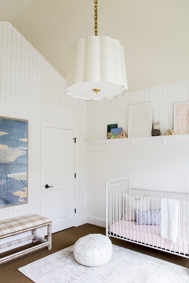 Imagen de habitación de bebé niña tradicional con paredes blancas
