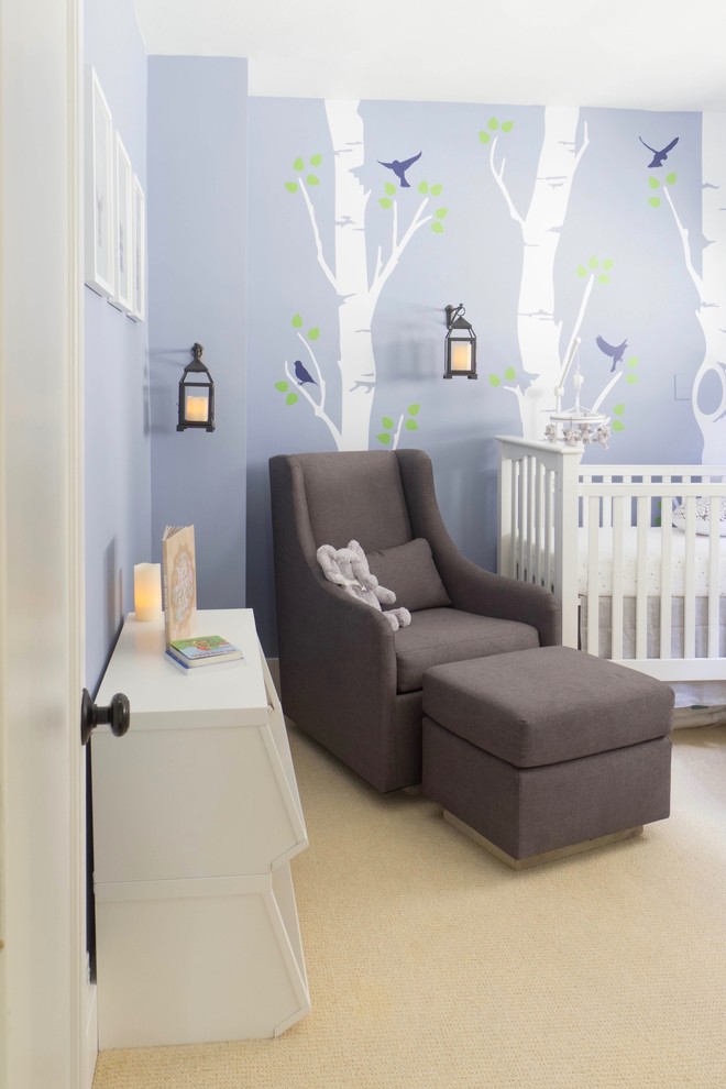 Modelo de habitación de bebé neutra clásica renovada pequeña con paredes azules, moqueta y suelo beige