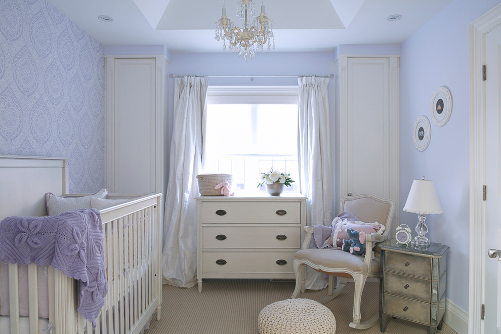 Diseño de habitación de bebé niña clásica de tamaño medio con paredes púrpuras, moqueta y suelo beige