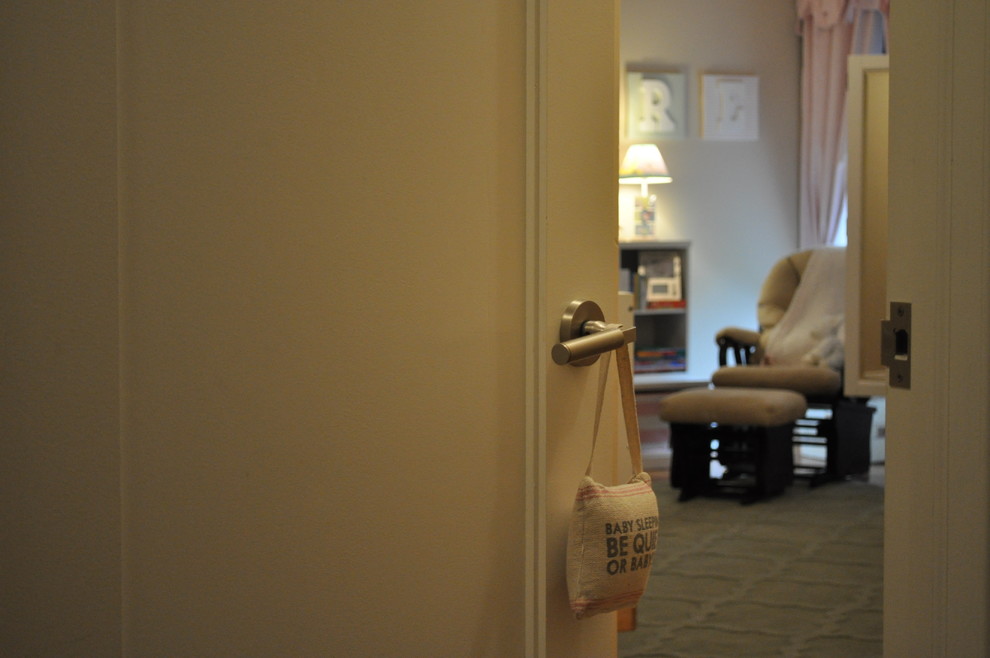 Cette photo montre une chambre de bébé fille romantique de taille moyenne avec un mur beige et parquet clair.