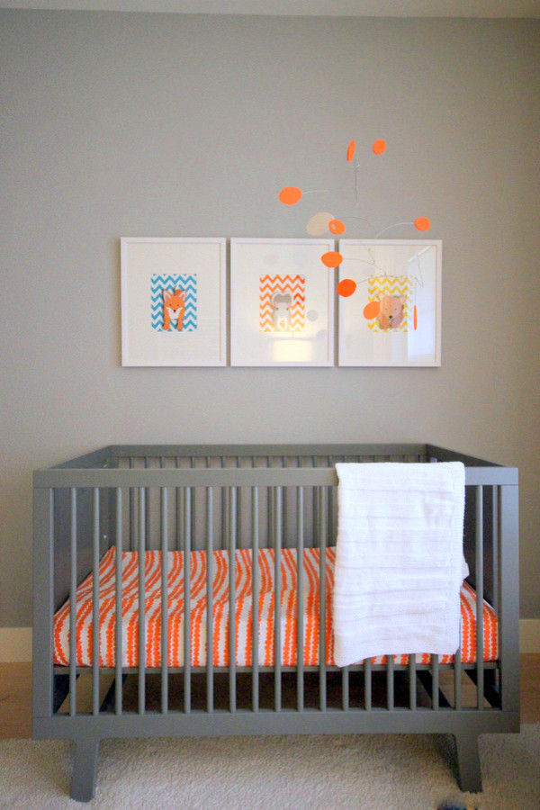Источник вдохновения для домашнего уюта: нейтральная комната для малыша среднего размера в современном стиле с серыми стенами и светлым паркетным полом