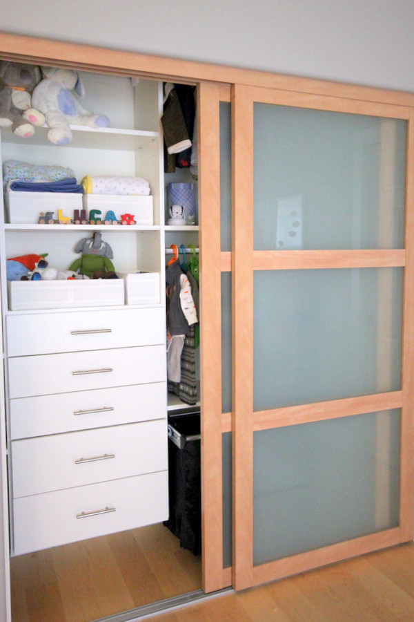 Cette image montre une chambre de bébé neutre design de taille moyenne avec un mur gris et parquet clair.