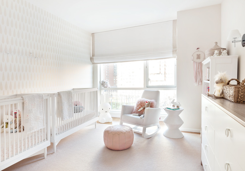 ニューヨークにあるラグジュアリーな中くらいなトランジショナルスタイルのおしゃれな赤ちゃん部屋 (ベージュの壁、無垢フローリング、女の子用) の写真