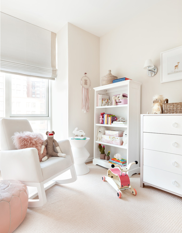 Ejemplo de habitación de bebé niña clásica renovada de tamaño medio con paredes beige y suelo de madera en tonos medios