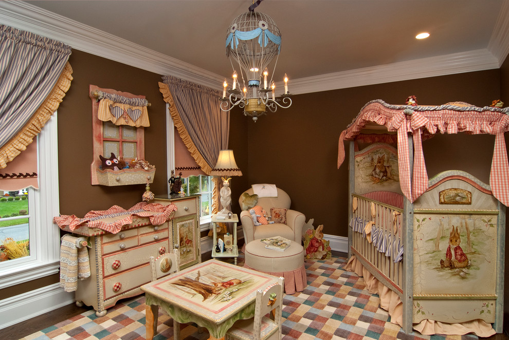 Cette image montre une grande chambre de bébé fille traditionnelle avec un mur marron.