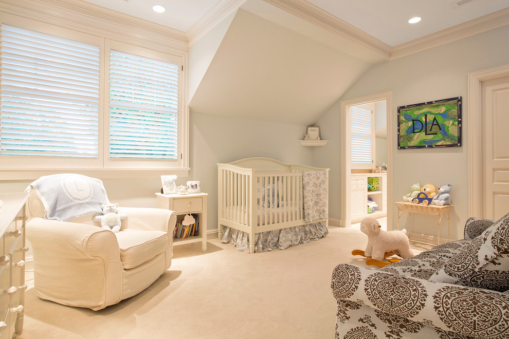 Ejemplo de habitación de bebé clásica con paredes grises, moqueta y suelo beige