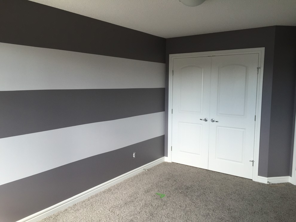Foto de habitación de bebé neutra tradicional renovada grande con paredes grises, moqueta y suelo gris