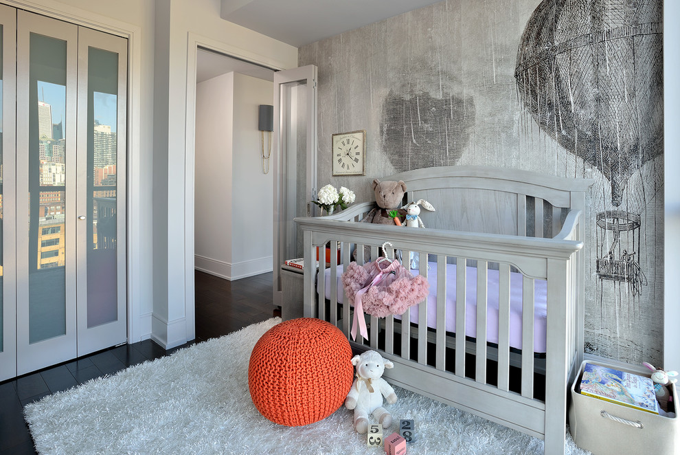 Aménagement d'une petite chambre de bébé neutre classique avec un mur gris et parquet foncé.