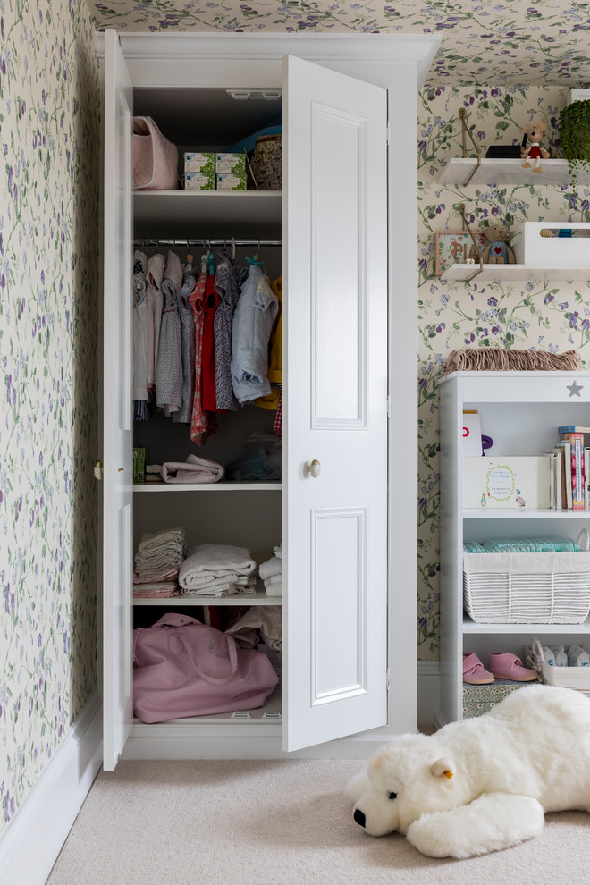 ロンドンにあるトラディショナルスタイルのおしゃれな赤ちゃん部屋 (カーペット敷き、女の子用、マルチカラーの壁、ベージュの床) の写真