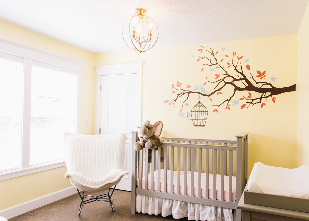 Idées déco pour une petite chambre de bébé neutre classique avec un mur jaune, moquette et un sol gris.