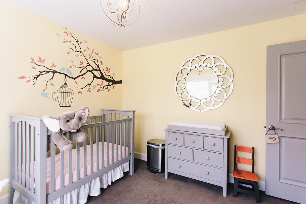Idée de décoration pour une petite chambre de bébé neutre tradition avec un mur jaune, moquette et un sol gris.