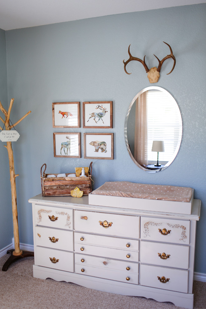 Immagine di una cameretta per neonato rustica di medie dimensioni con pareti blu e moquette