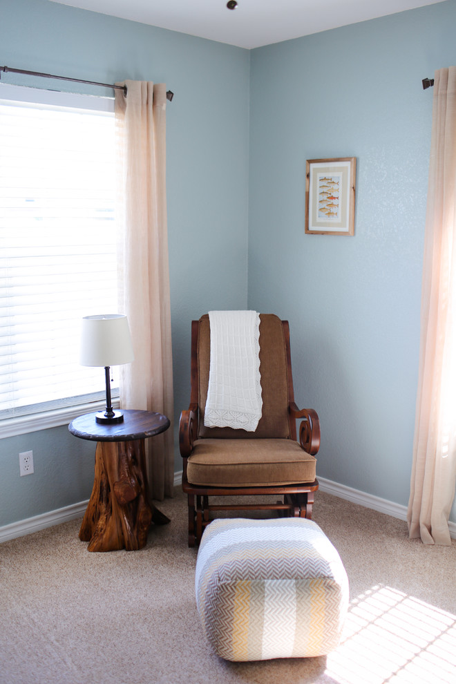 Mittelgroßes Uriges Babyzimmer mit blauer Wandfarbe und Teppichboden in Austin