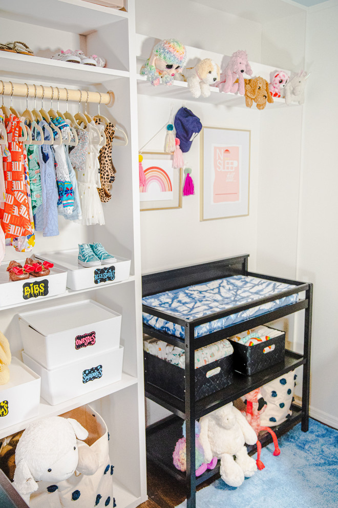 Idées déco pour une petite chambre de bébé fille moderne avec un mur blanc, parquet foncé et un sol marron.